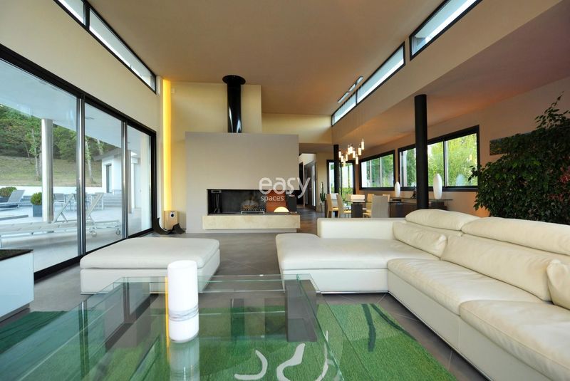 decor for a photo shoot in the beautiful and historic city of Toulouse