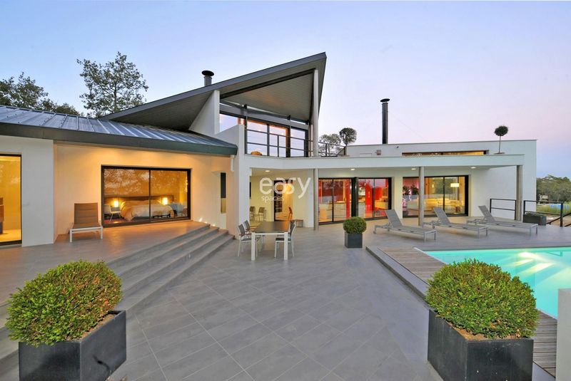 Contemporary modern villa photo shoot session in the vibrant city of Toulouse