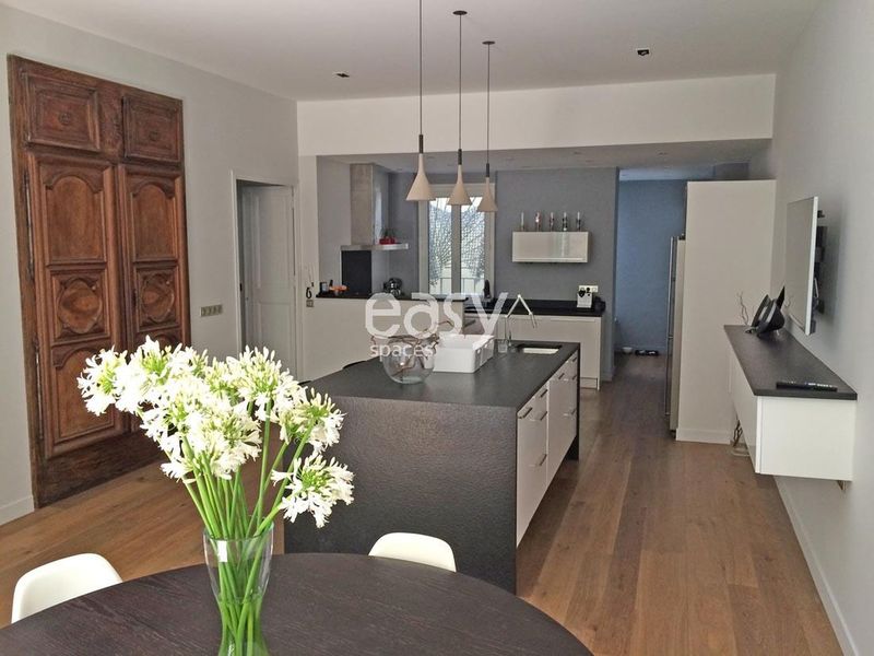 Renting a Haussmann-style apartment ideally suited for professional photo and video shoots in the beautiful city of Marseille