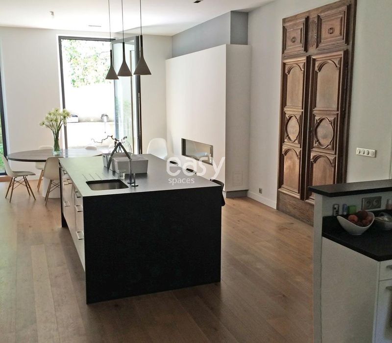 renting a grand private mansion specifically for professional photography sessions in the city of Marseille