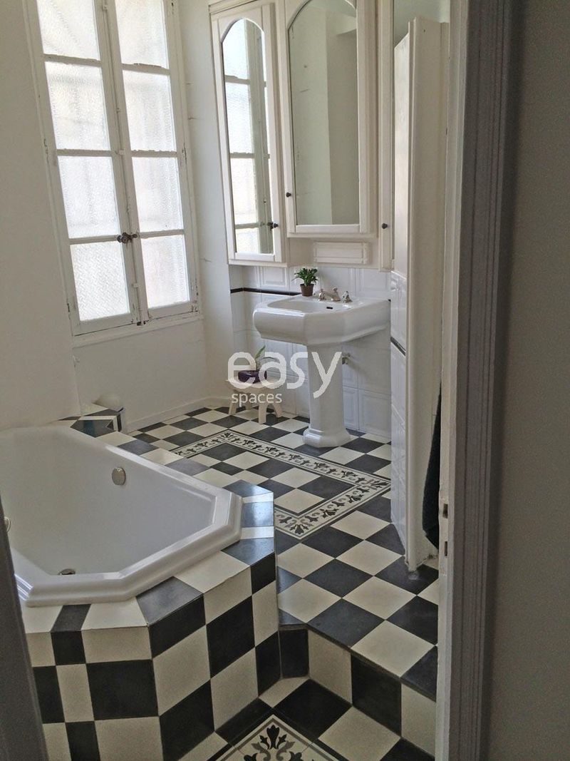 Where can one find a typical Haussmann-style apartment for photo shoots in the beautiful city of Marseille?