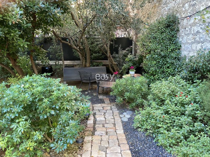 villa with garden available for filming purposes in Paris, France