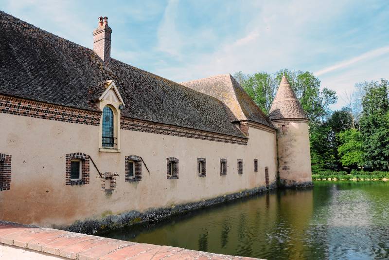 Unusual and Remarkable Filming Location in the City of Paris, FRANCE