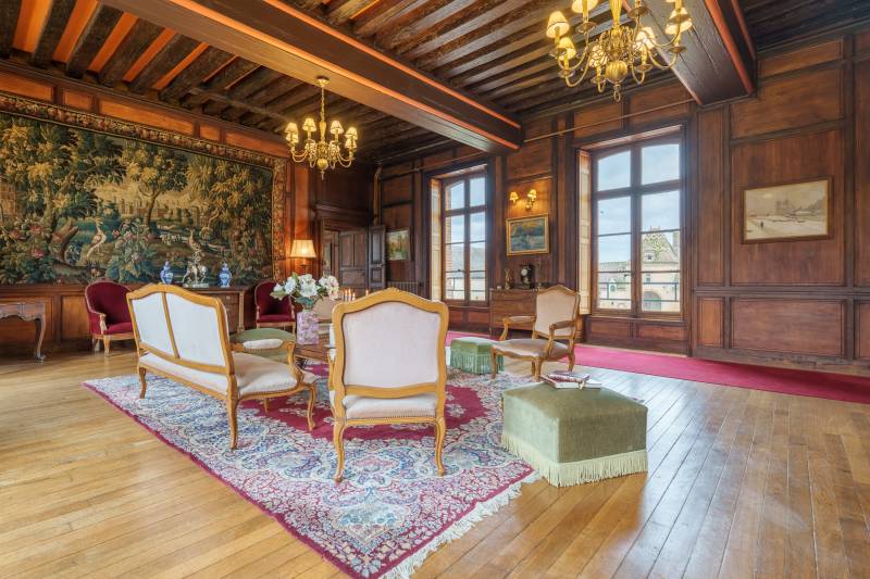 castle available for rental in Paris, FRANCE, for filming purposes and movie shoots