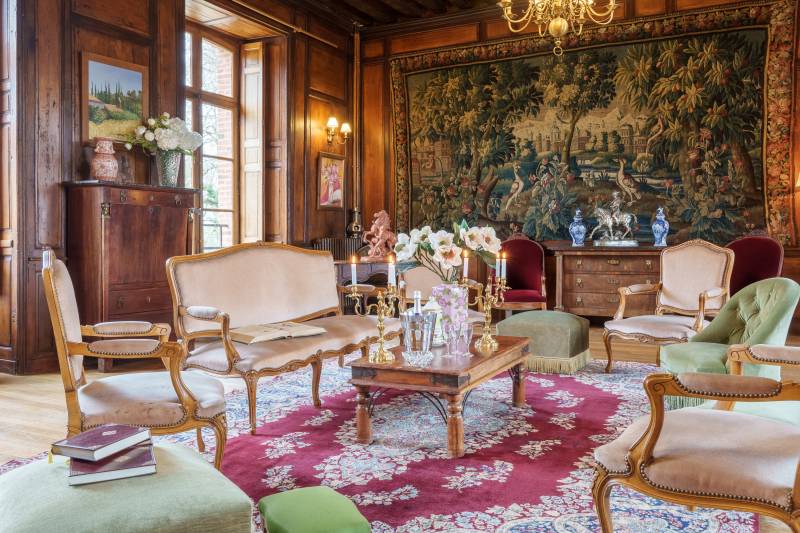 shooting location featuring authentic Art Deco style architecture in Paris, FRANCE