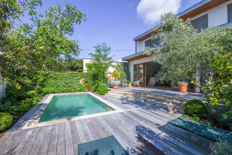 House available for rent specifically for filming purposes located in the central area of Bordeaux, FRANCE