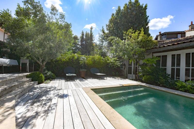 House available for rent specifically intended for filming purposes located in the very center of Bordeaux, FRANCE