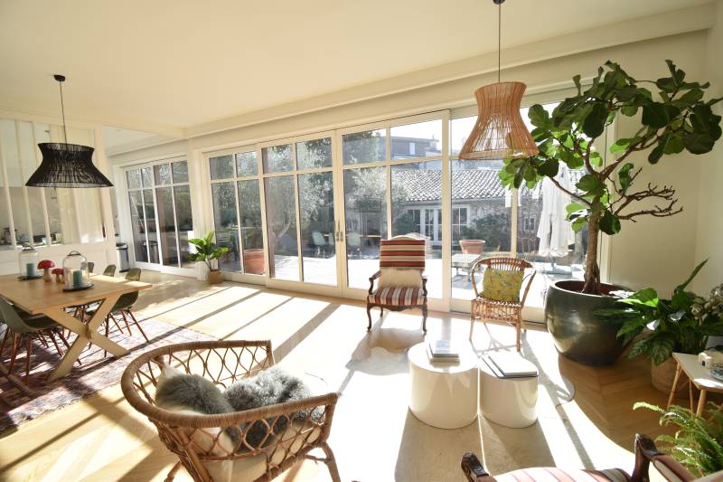 Shooting location in Bordeaux, France, known for its picturesque and historic settings