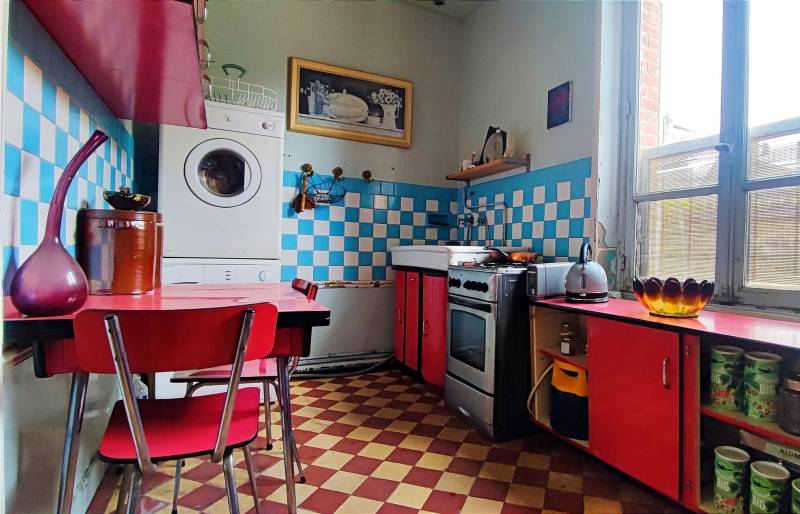 Run-down house with garden and Paris filming location