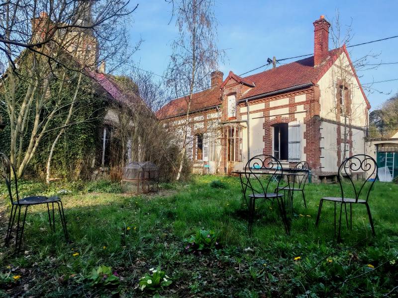 Run-down house for rent for filming in Paris