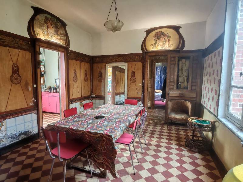 Rent a run-down house for a photoshoot in Paris