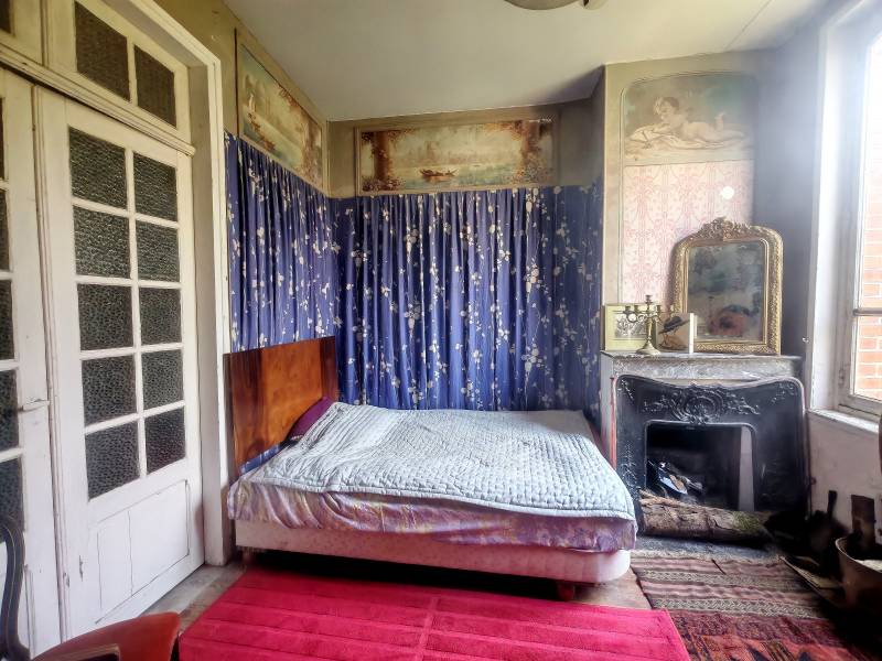 rent a run-down house for filming in Paris