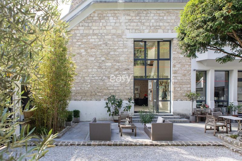 loft with outdoor space available for rent in the city of Paris