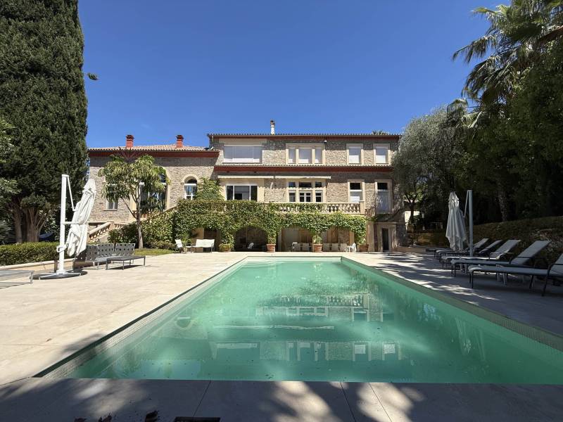 bastide available for rent for photo shoots in Cannes, France, perfect for professional filming and photography sessions