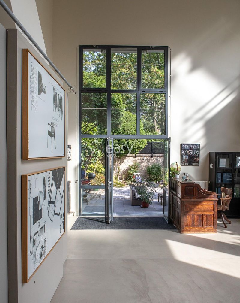 Shooting location featuring a beautiful garden setting in Paris city