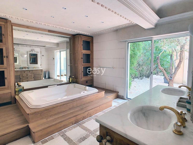 private villa available for rent for professional photoshoots in the city of Nice