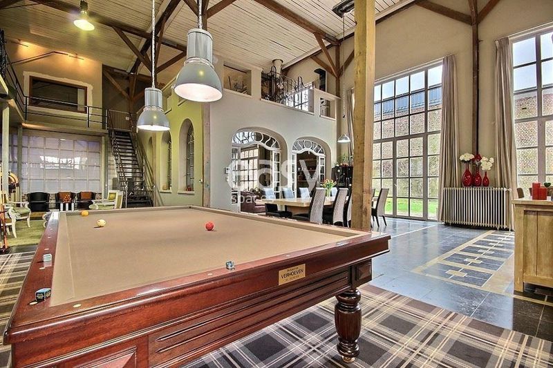 Contemporary spacious area featuring large bay windows available for rent for photo and video shoots