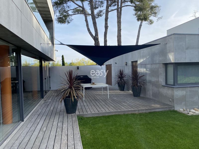 rental of a contemporary architect-designed villa available for filming in Marseille, FRANCE