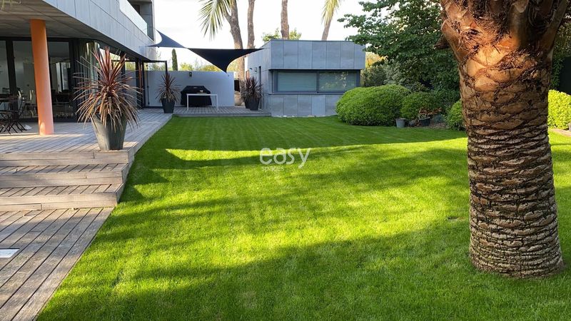 rent a unique and unconventional house or location for a filming project in Marseille or Aix-en-Provence, FRANCE