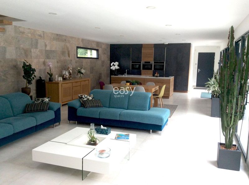 private villa available for filming purposes located in Paris, FRANCE