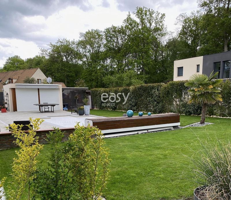 private location specifically designed and available for professional photo production in Paris, FRANCE