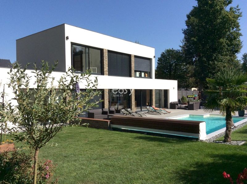 house with swimming pool available for professional photo shooting in Paris, France