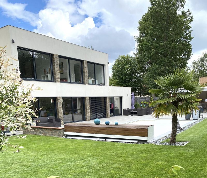 Event location with swimming pool in Paris, France, suitable for various types of occasions and gatherings