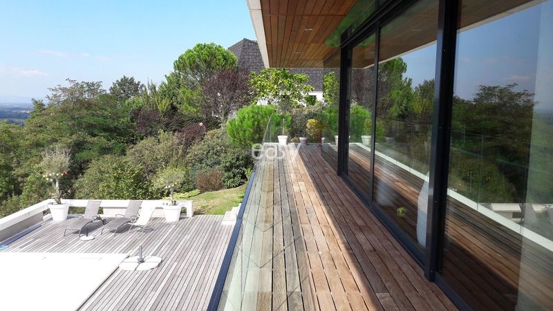 Who is familiar with an agency specializing in venue locations across Lyon city?