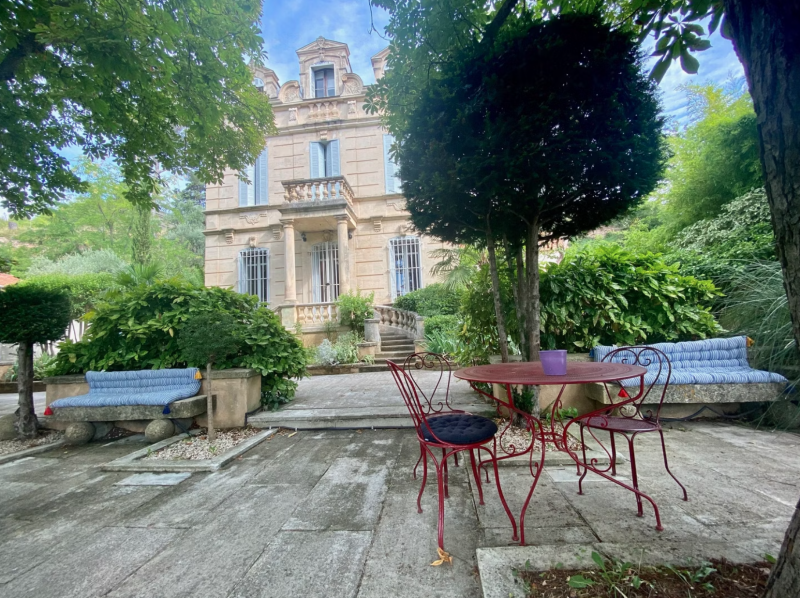 rent a setting for a photo shoot in the south of FRANCE with beautiful landscapes and authentic locations