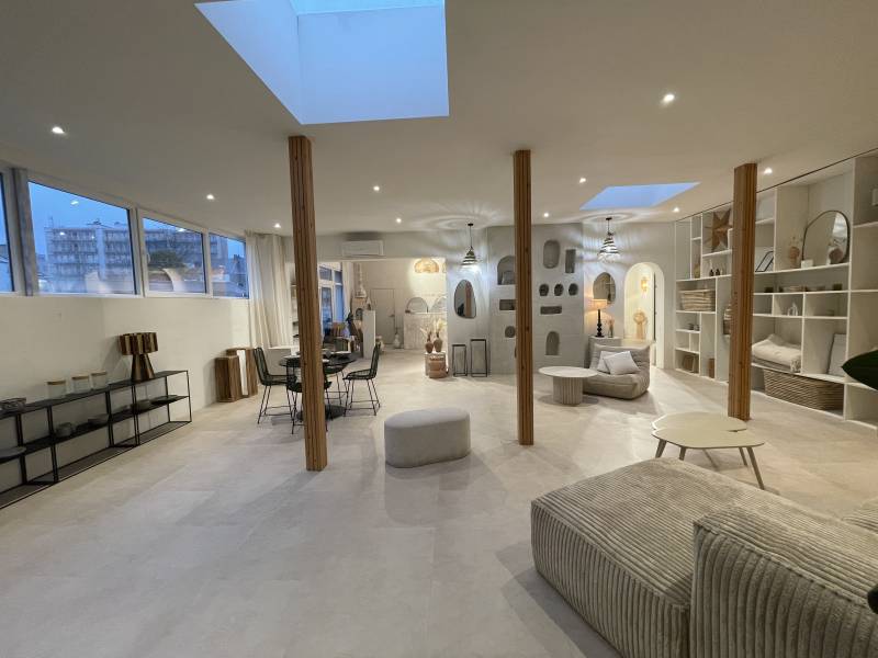 Showroom available for rent in Belgium, FRANCE, offering excellent commercial space opportunities