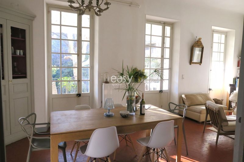 how to find an appropriate and suitable filming location or set for a shooting in Marseille?