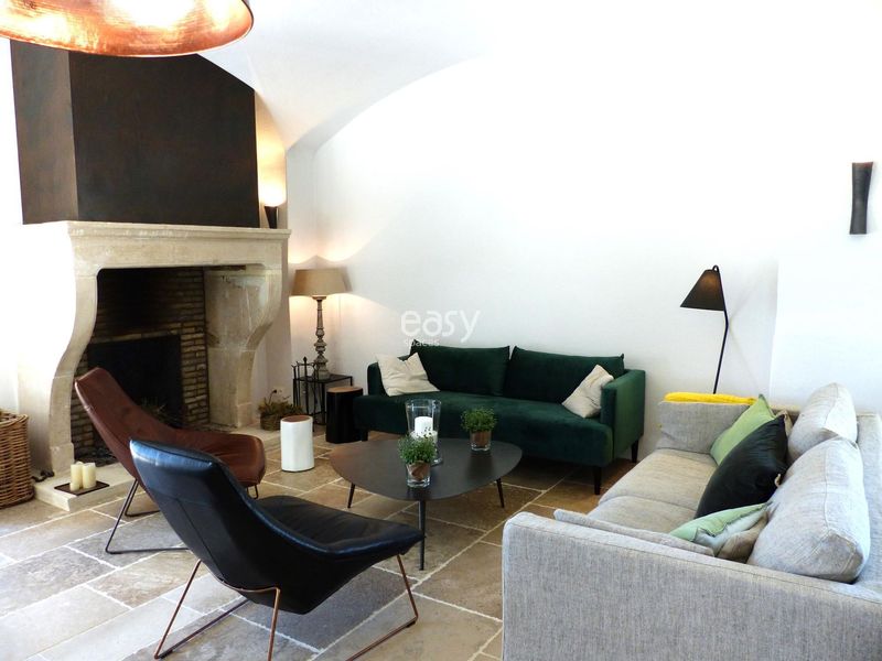 set design and scenic decoration for shooting scenes in the picturesque Luberon region