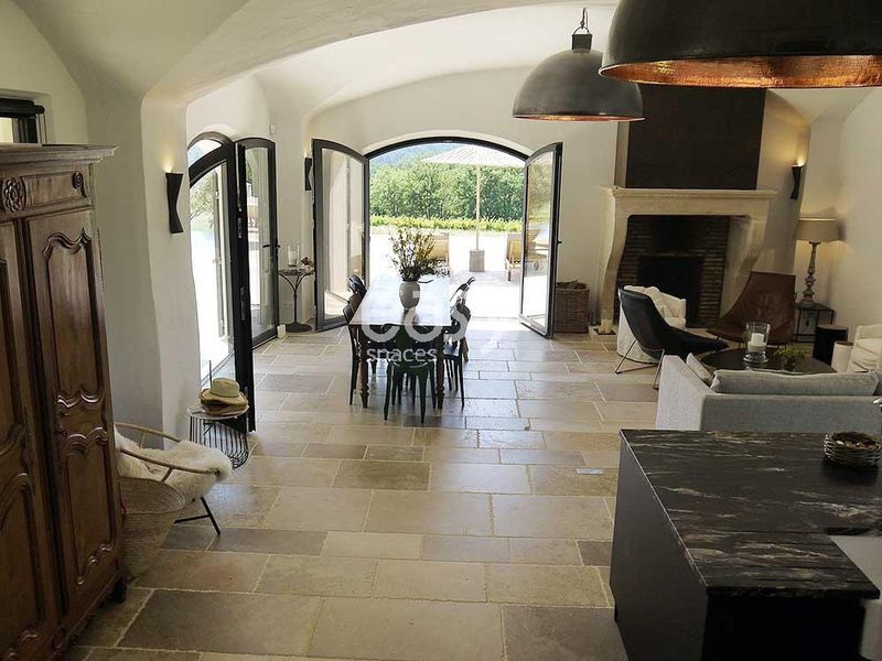 Filming location situated in the picturesque region of Luberon