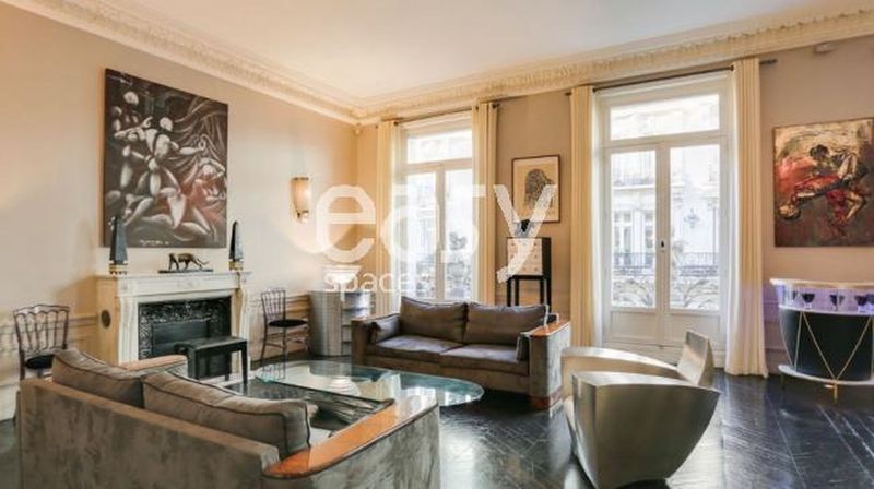 movie shooting location and scenic setting in the city of Paris, FRANCE