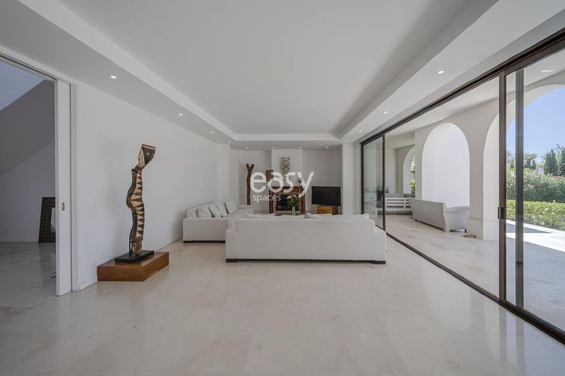 luxurious villa available for rent specifically designed for professional photo shoots located in FRANCE 06