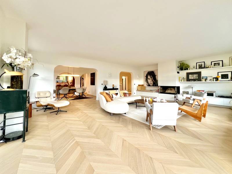 Place suitable for photo shoots and filming locations in the beautiful city of Annecy, FRANCE