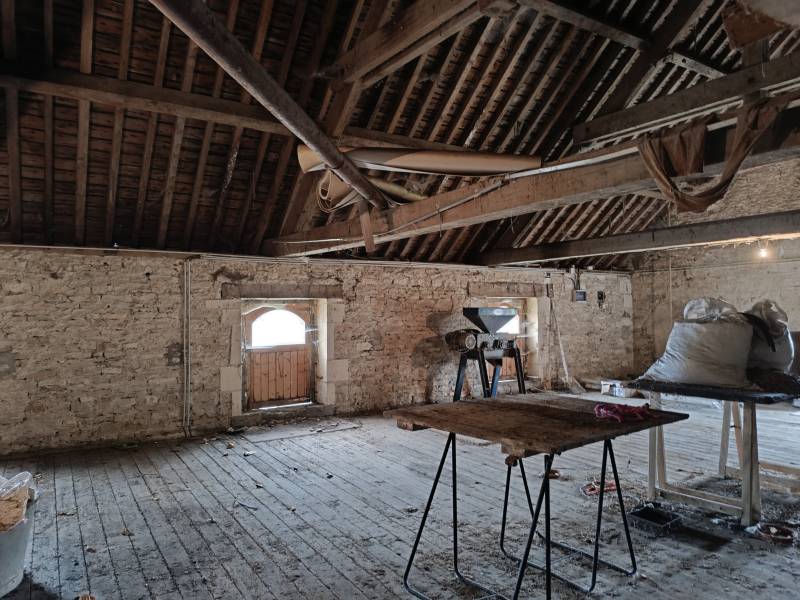 Worn-out location for a photoshoot in FRANCE with atmospheric and vintage charm