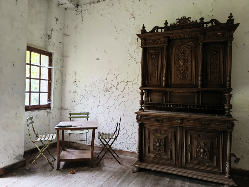 location of the photoshoot in its original authentic state without any modifications