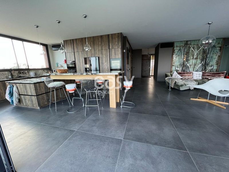 Shooting location in the picturesque town of Le Lavandou, France, known for its beautiful lavender fields and stunning coastal scenery