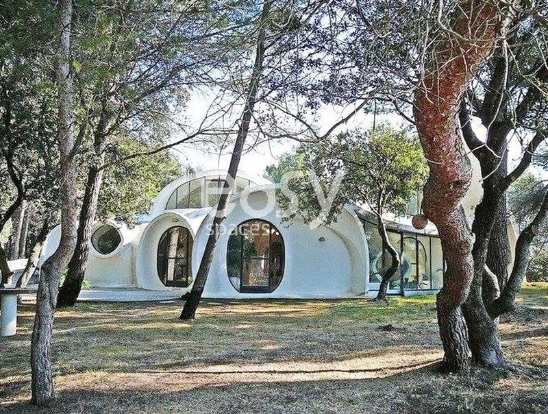 rental of a unique and atypical house located near the city of Avignon