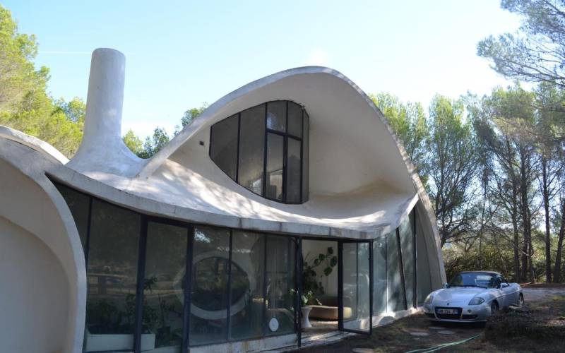 rent a house built in the 1970s located in the beautiful southern region of France