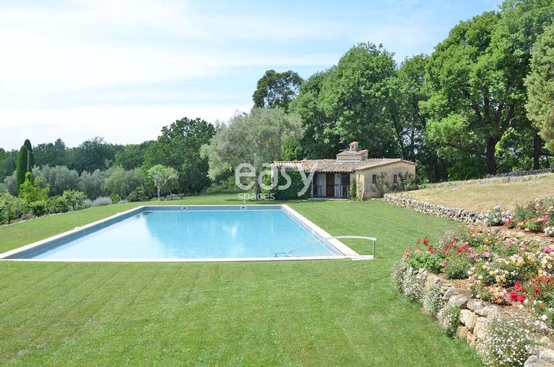 a charming and picturesque bucolic garden setting ideal for photography sessions