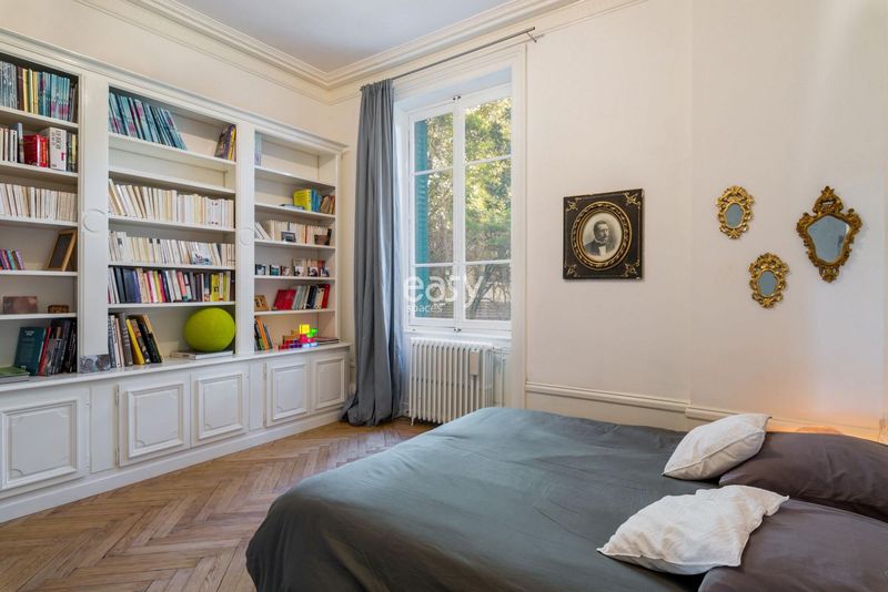 how to effectively and creatively propose a set design for cinema in a professional context?