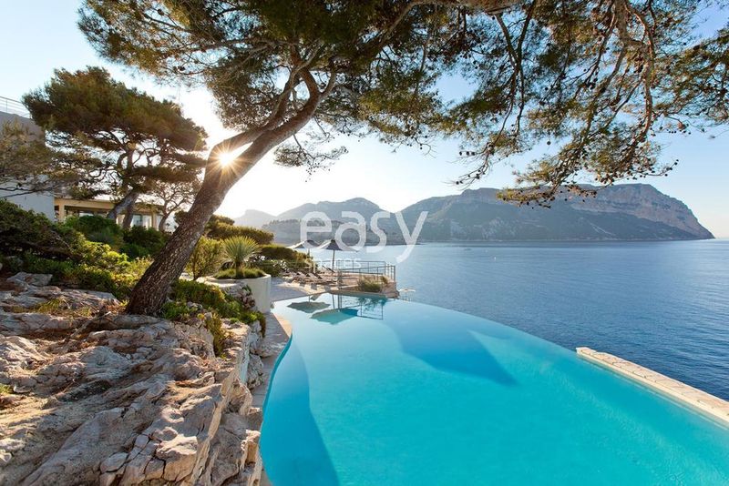 Sea view house ideal for hosting various social and private events