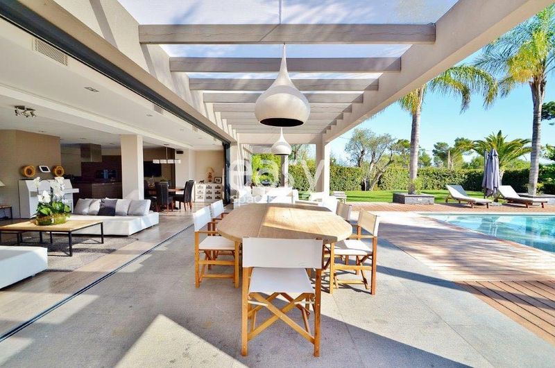 find an ideal and scenic filming location along the beautiful French Riviera coastline