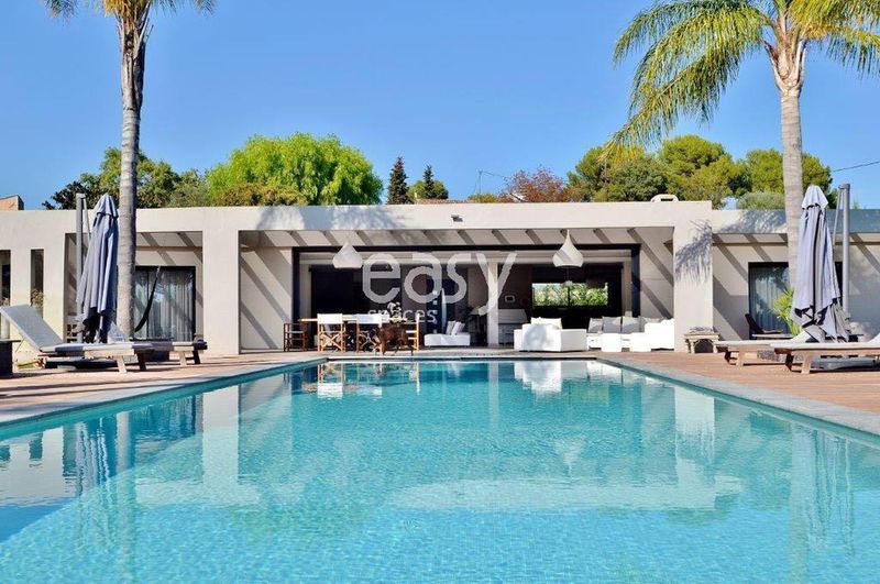 Shooting location at the renowned and beautiful city of Cannes