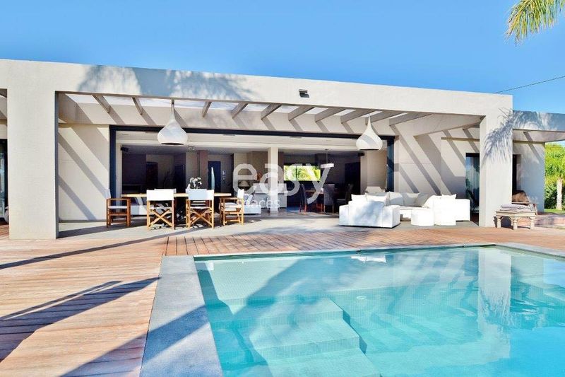 Contemporary villa with private swimming pool available for rent in Cannes 06