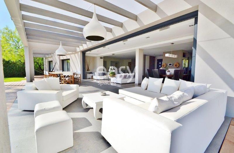 finding a private location suitable for a photoshoot in the city of Cannes