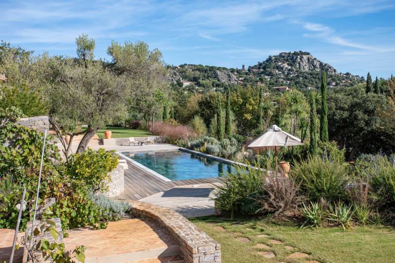 Renting a house with a swimming pool for a furniture photo shoot in the South of France