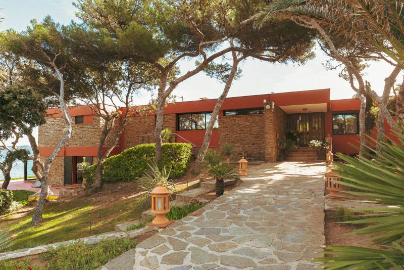 Rent a Contemporary Sea-Access Villa Ideal for Photoshoots in the PACA Region of France